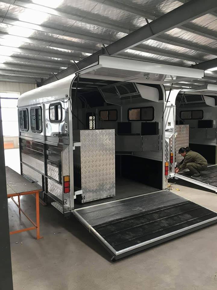 Flotador para caballos con carga en ángulo alargado para 2 caballos