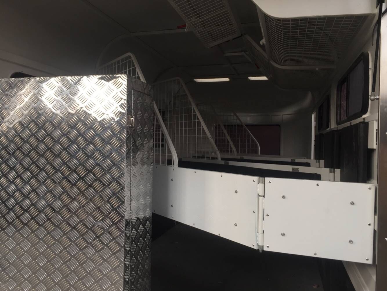 Flotador de caballos con carga angular para 3 caballos