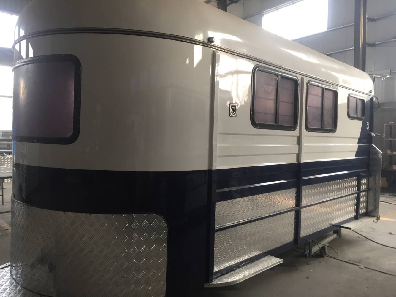 Flotador de caballos con carga angular para 3 caballos