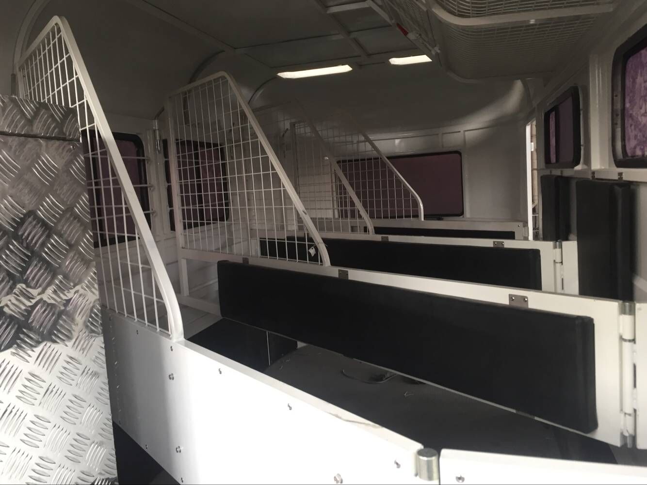 Flotador de caballos con carga angular para 3 caballos