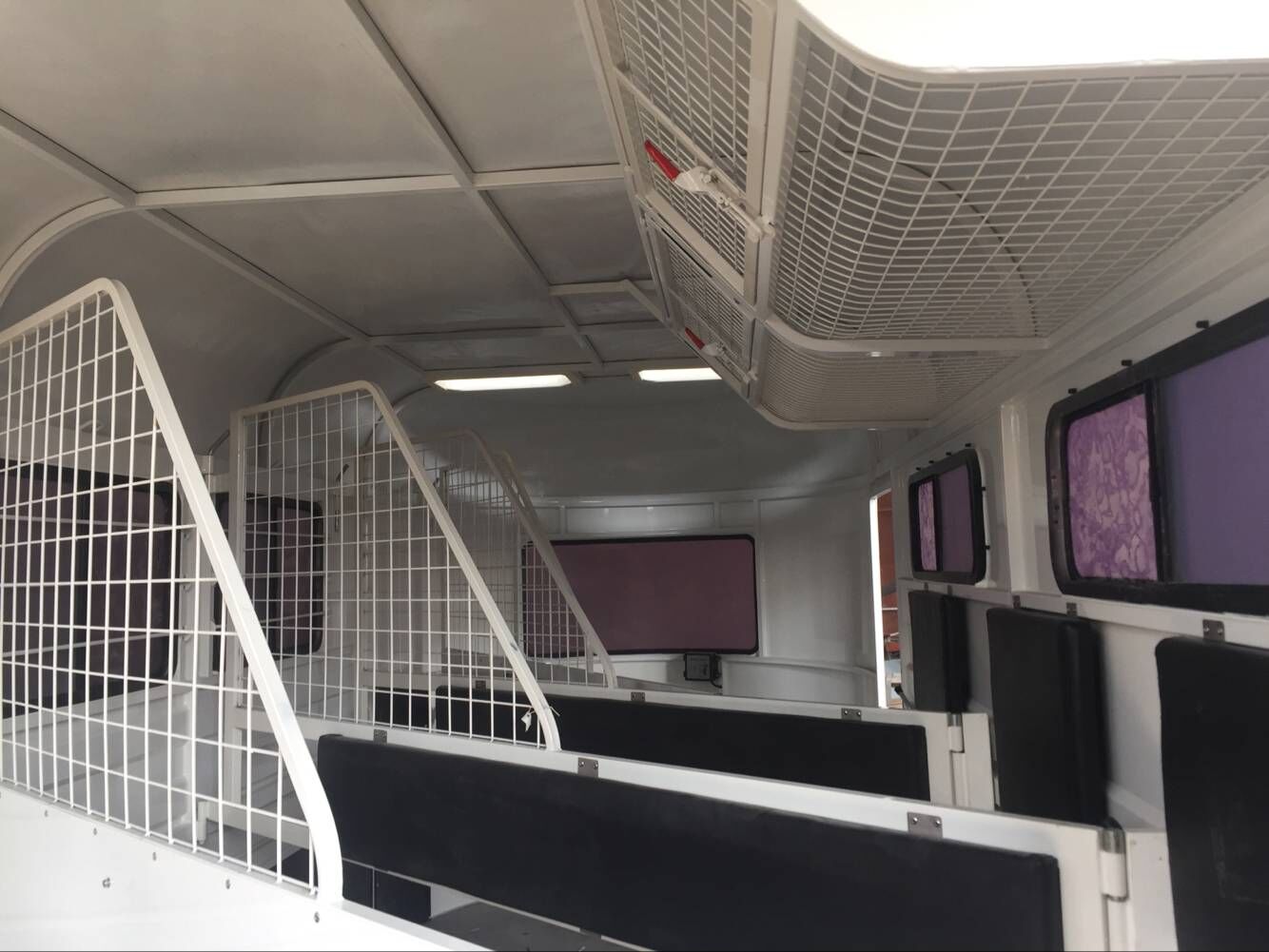 Flotador de caballos con carga angular para 3 caballos