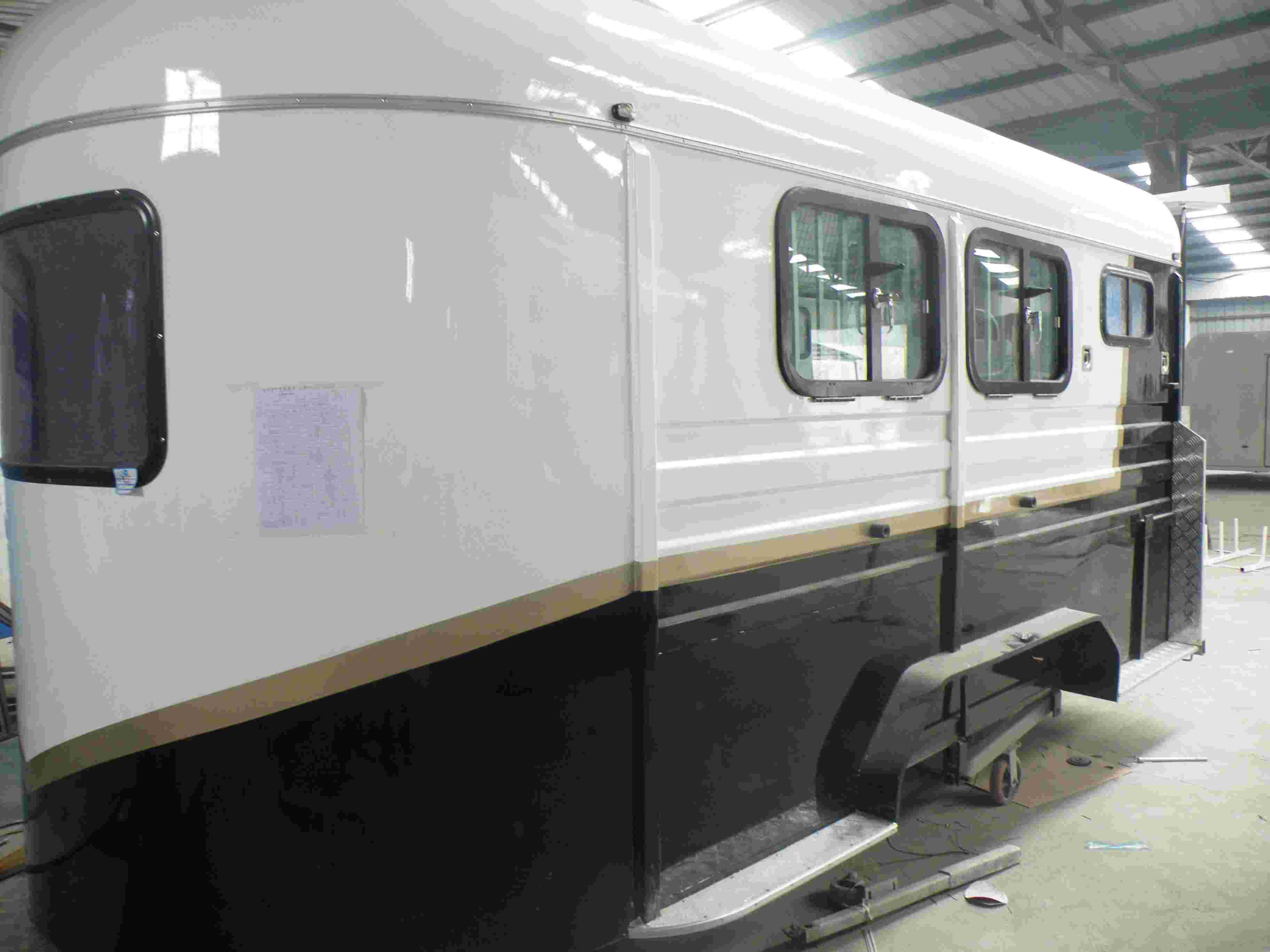 Flotador de caballos con carga angular para 2 caballos