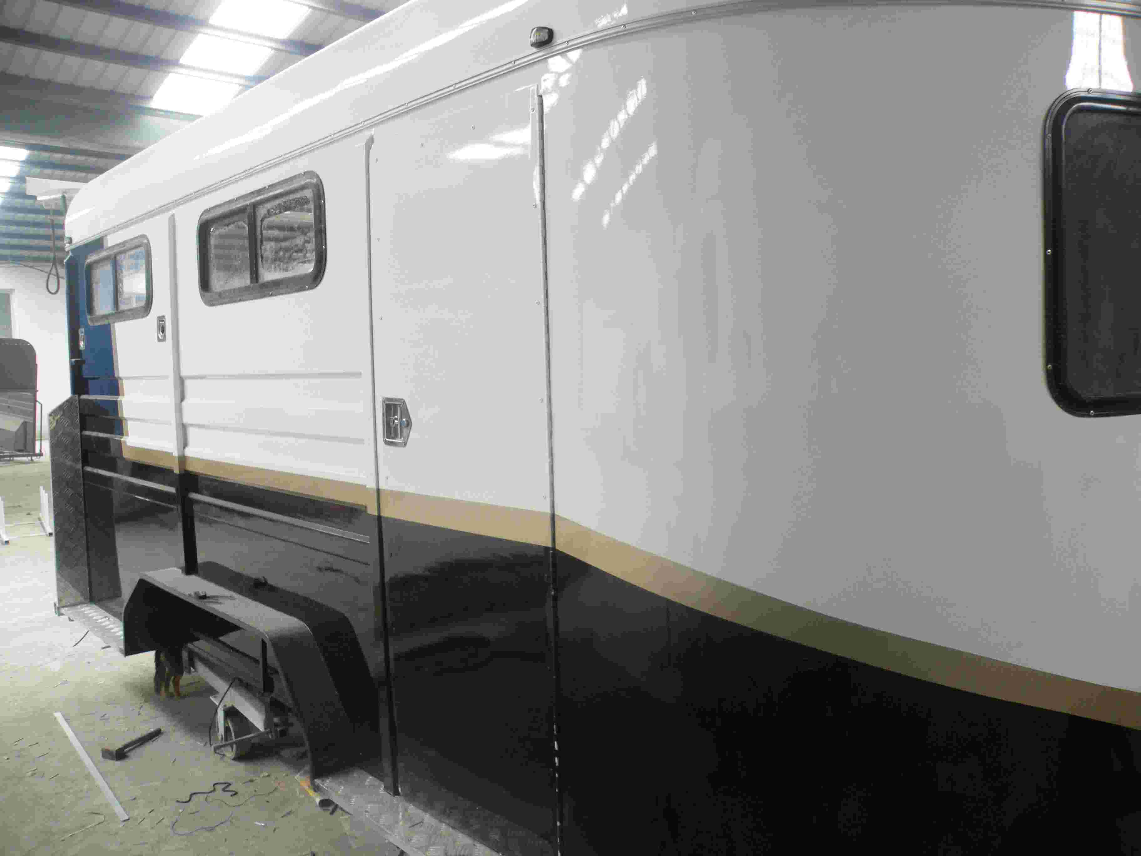 Flotador de caballos con carga angular para 3 caballos