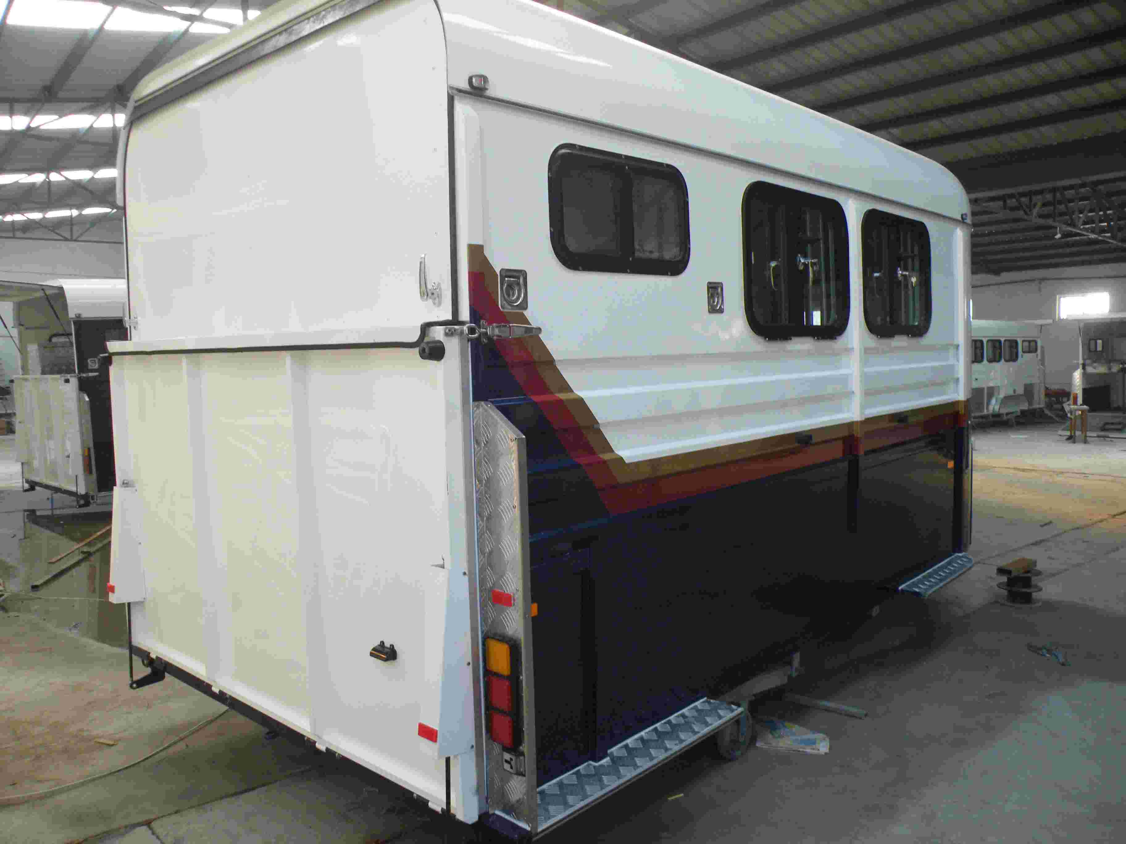 Flotador para caballos con carga en ángulo alargado para 2 caballos