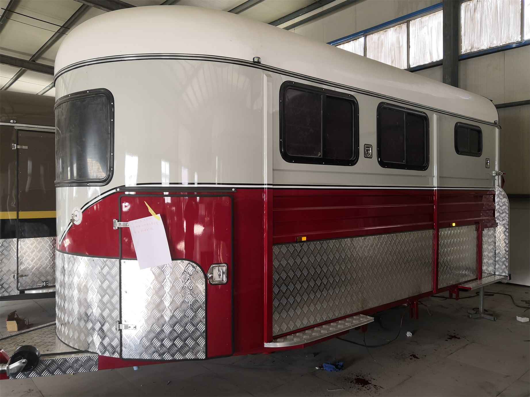 Flotador para caballos con carga en ángulo alargado para 2 caballos