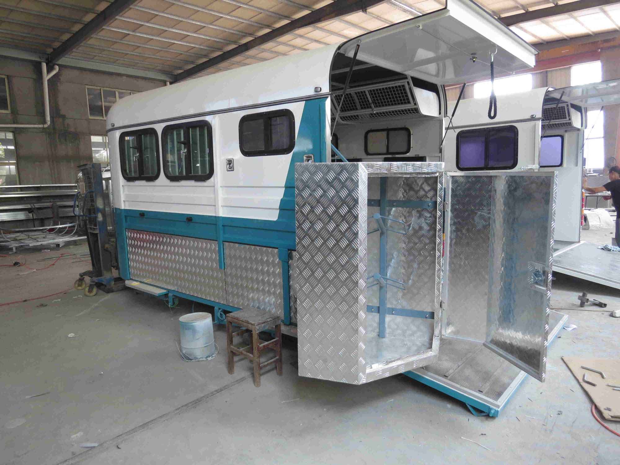 Flotador para caballos con carga en ángulo alargado para 2 caballos