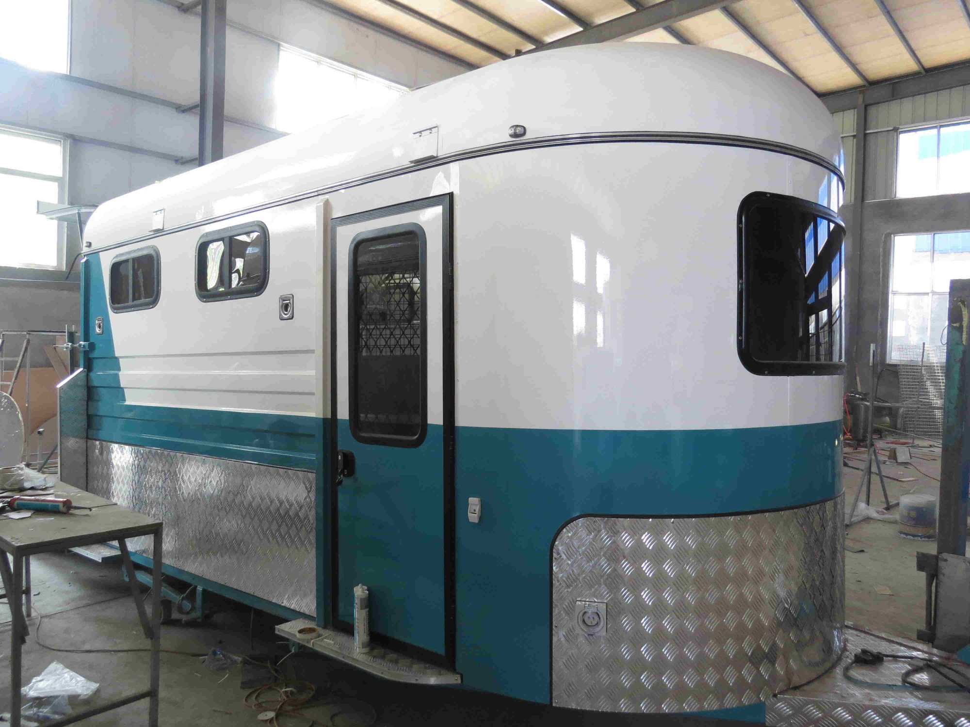 Flotador para caballos con carga en ángulo alargado para 2 caballos