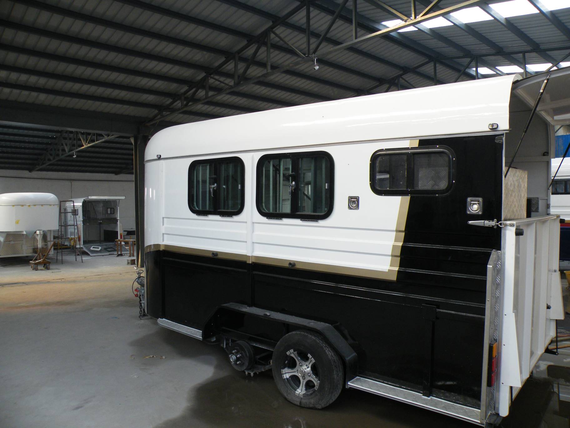 Flotador para caballos con carga en ángulo alargado para 2 caballos