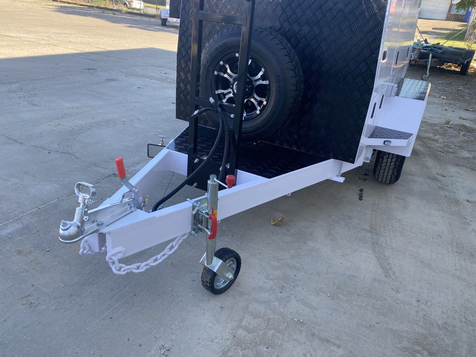 Remolque comercial de gran tamaño con ejes dobles