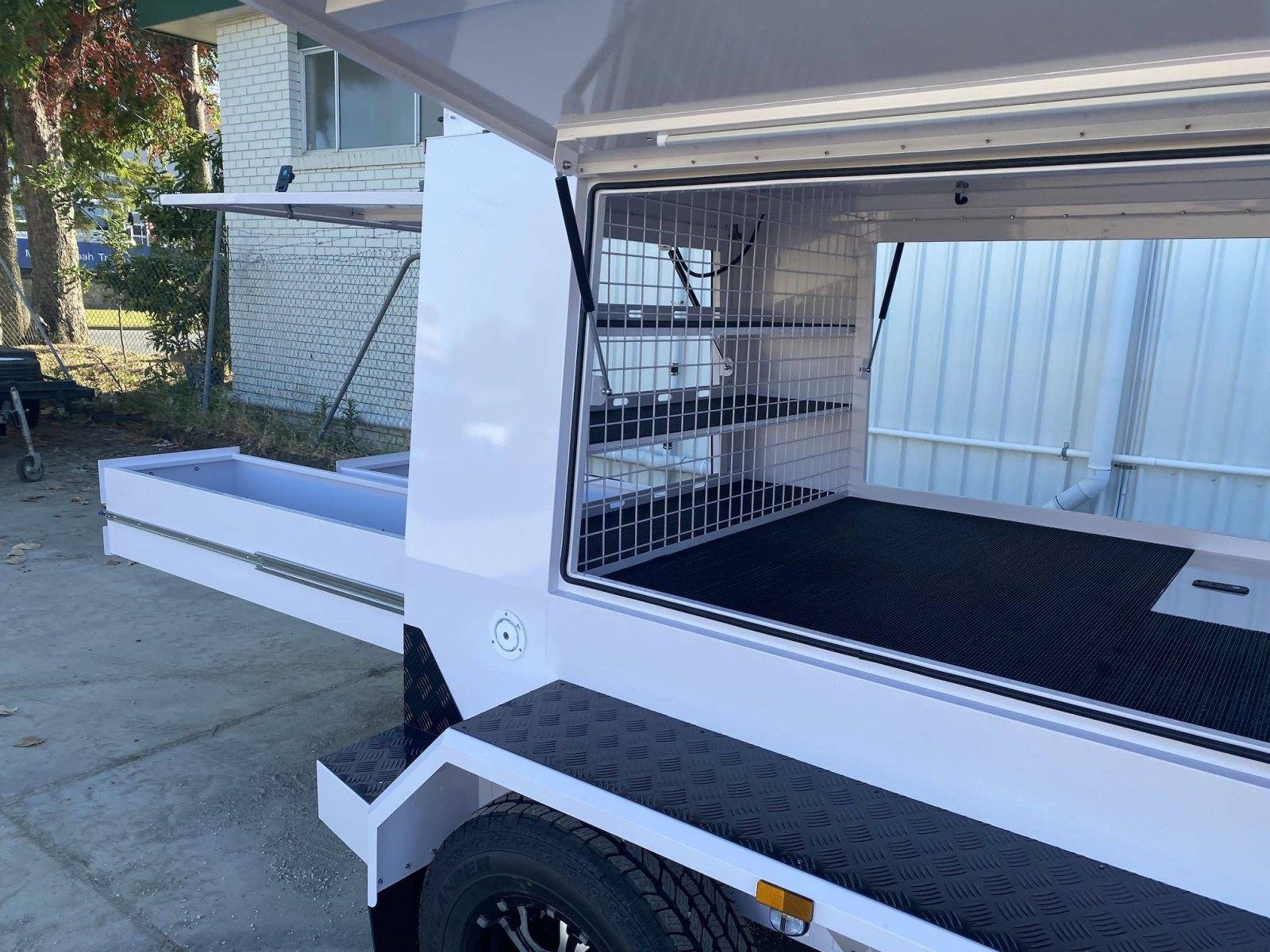 Remolque comercial de gran tamaño con ejes dobles