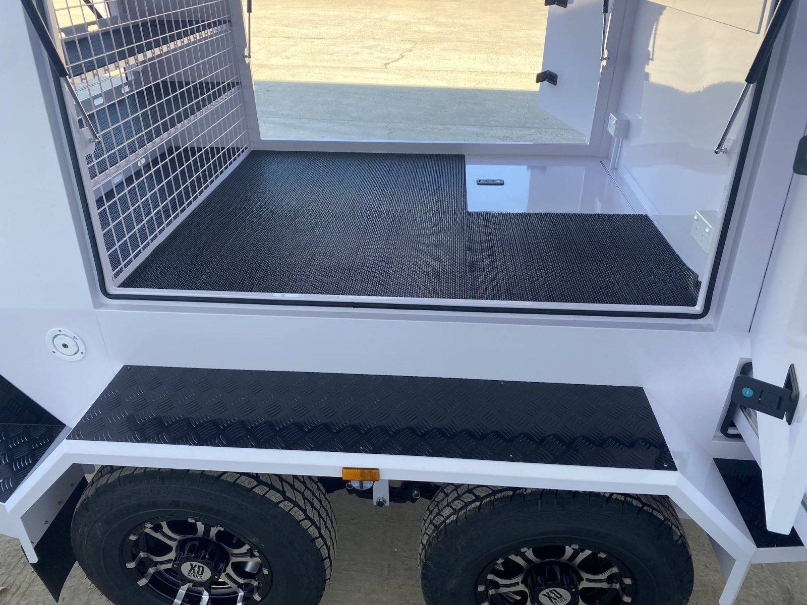 Remolque comercial de gran tamaño con ejes dobles