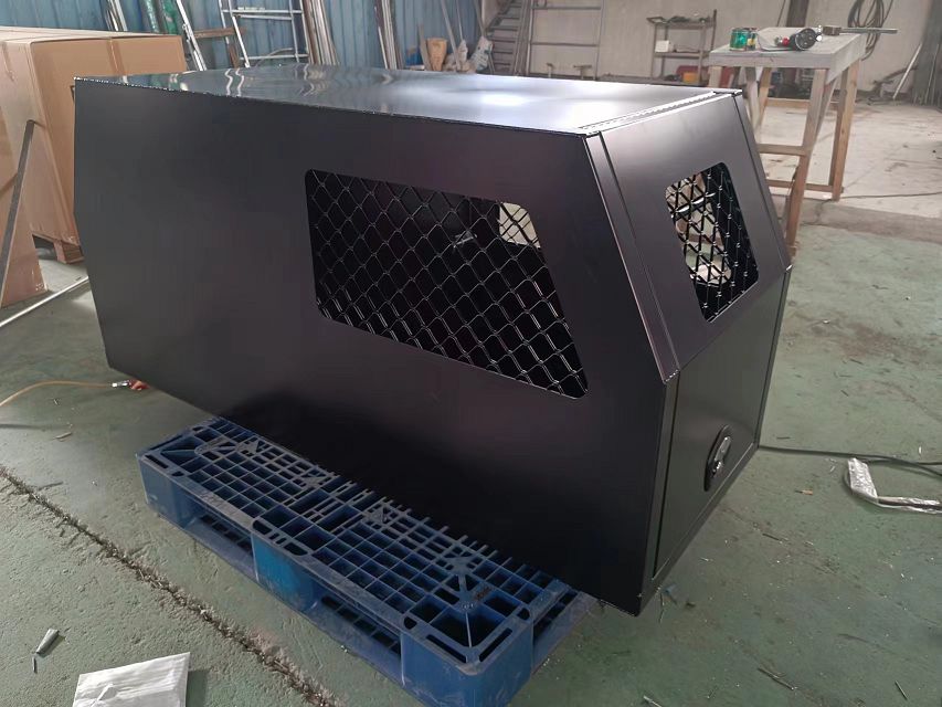 Toldo Ute de aleación negra con caja para perros