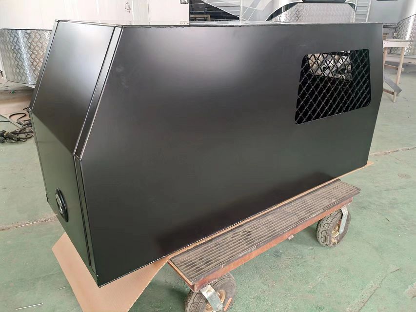 Toldo Ute de aleación negra con caja para perros