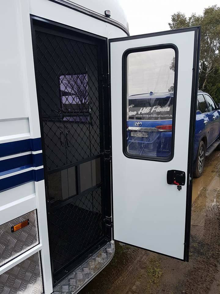 Remolque para caballos con carga angular tipo estándar de 2 caballos