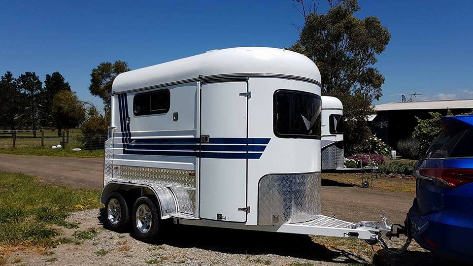 Remolque para caballos con carga angular tipo estándar de 2 caballos