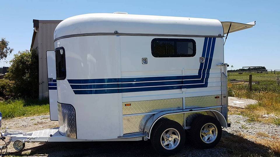 Remolque para caballos con carga angular tipo estándar de 2 caballos