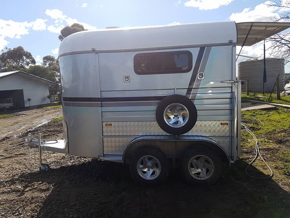 Remolque para caballos con carga angular tipo estándar de 2 caballos