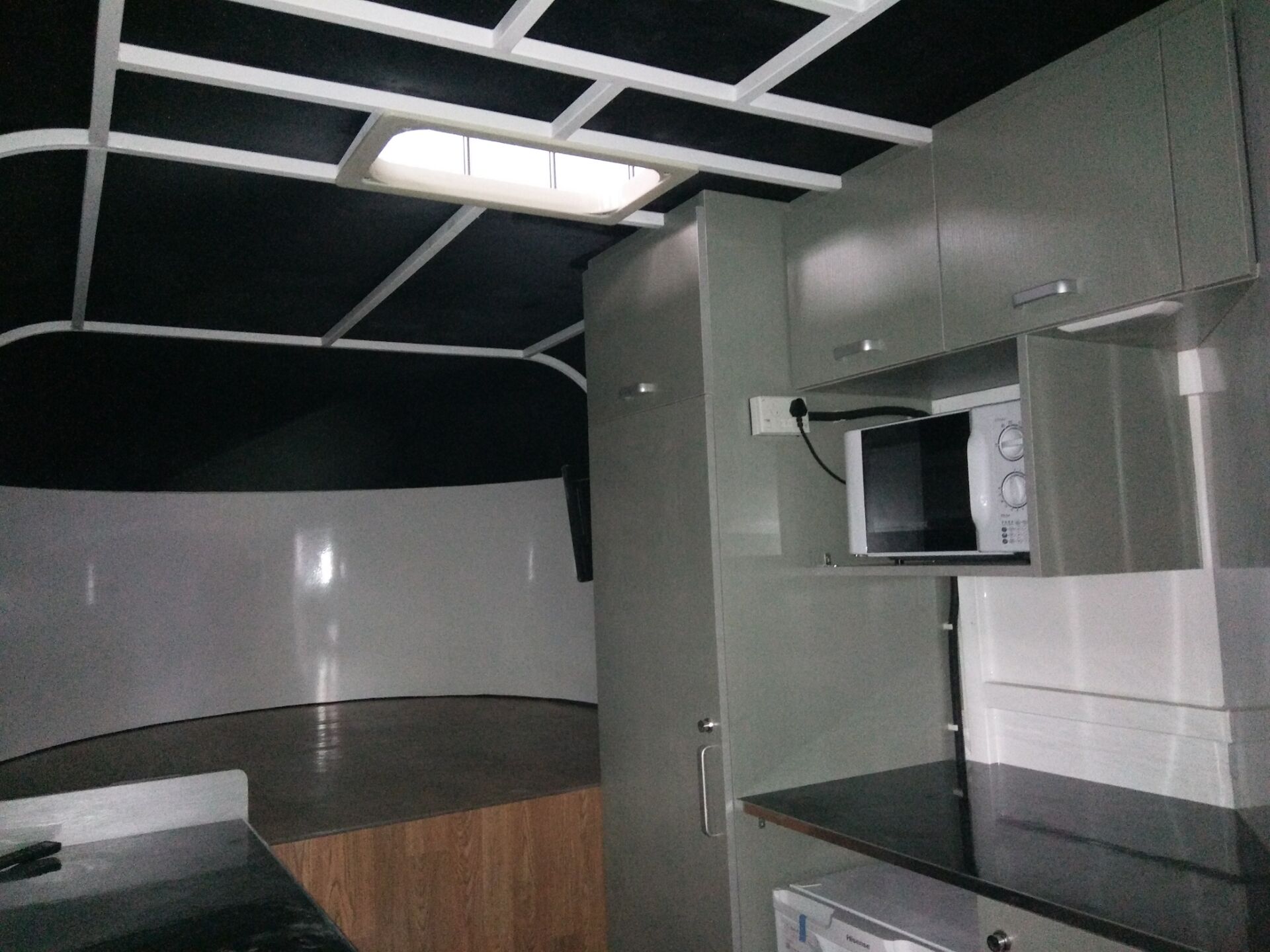 remolque para caballos con frente cuadrado hecho a medida