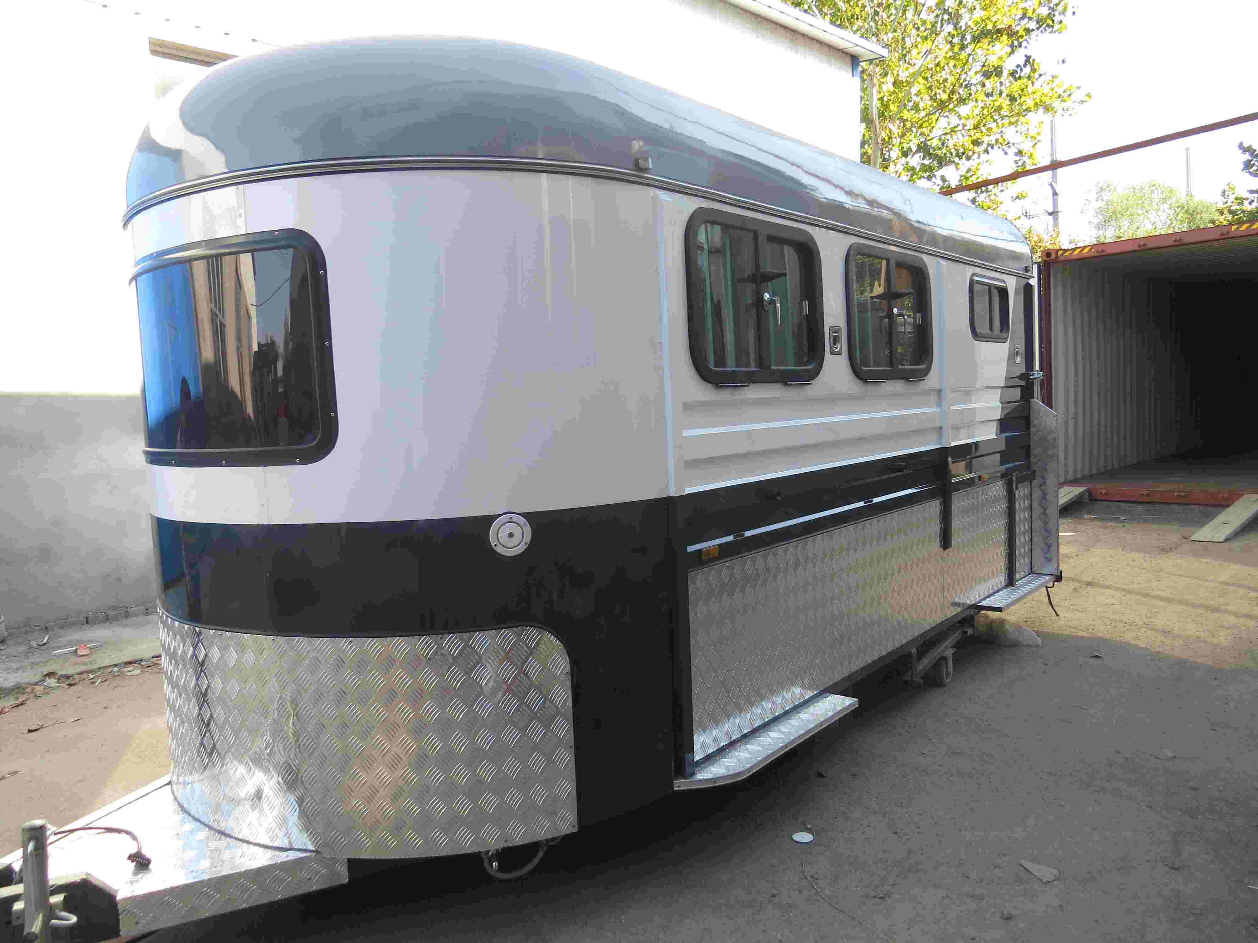 Remolque para caballos con carga angular tipo estándar de 3 caballos