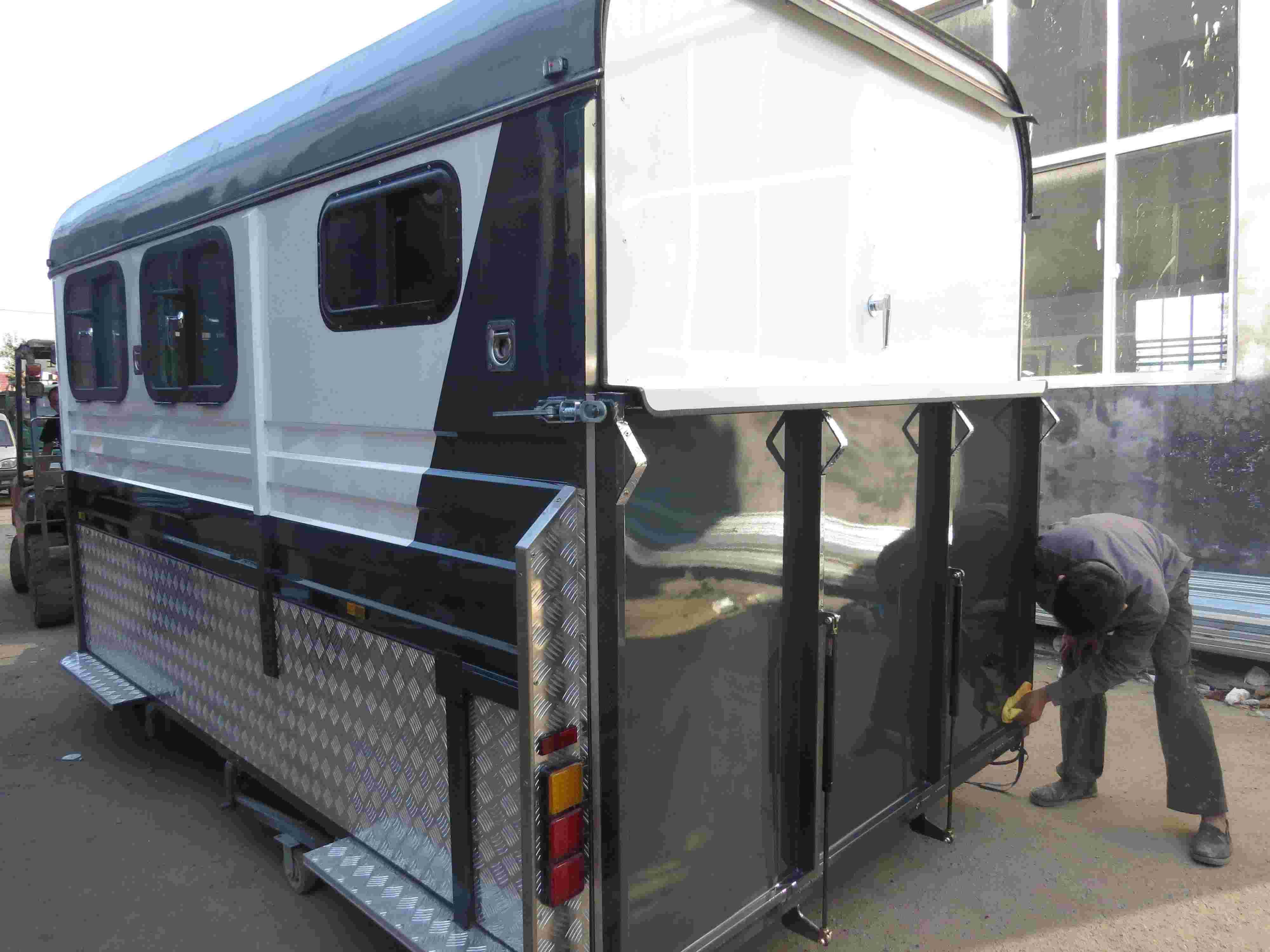 Remolque para caballos con carga angular tipo estándar de 3 caballos