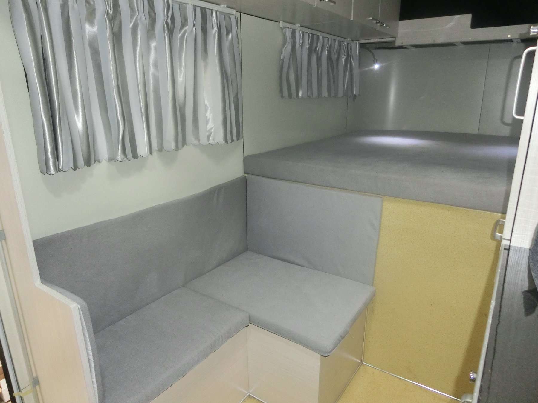 remolque para caballos con frente cuadrado hecho a medida