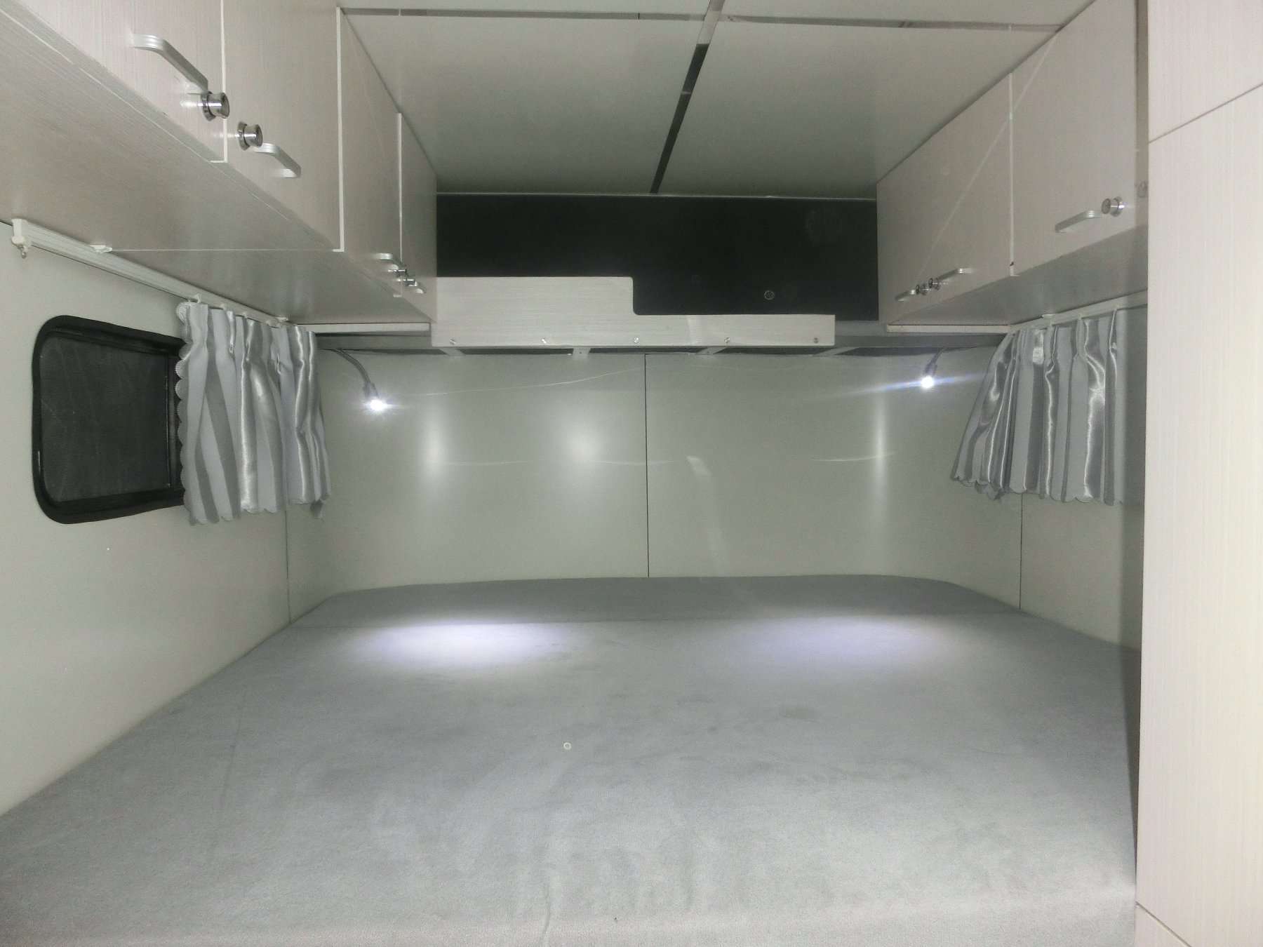 remolque para caballos con frente cuadrado hecho a medida