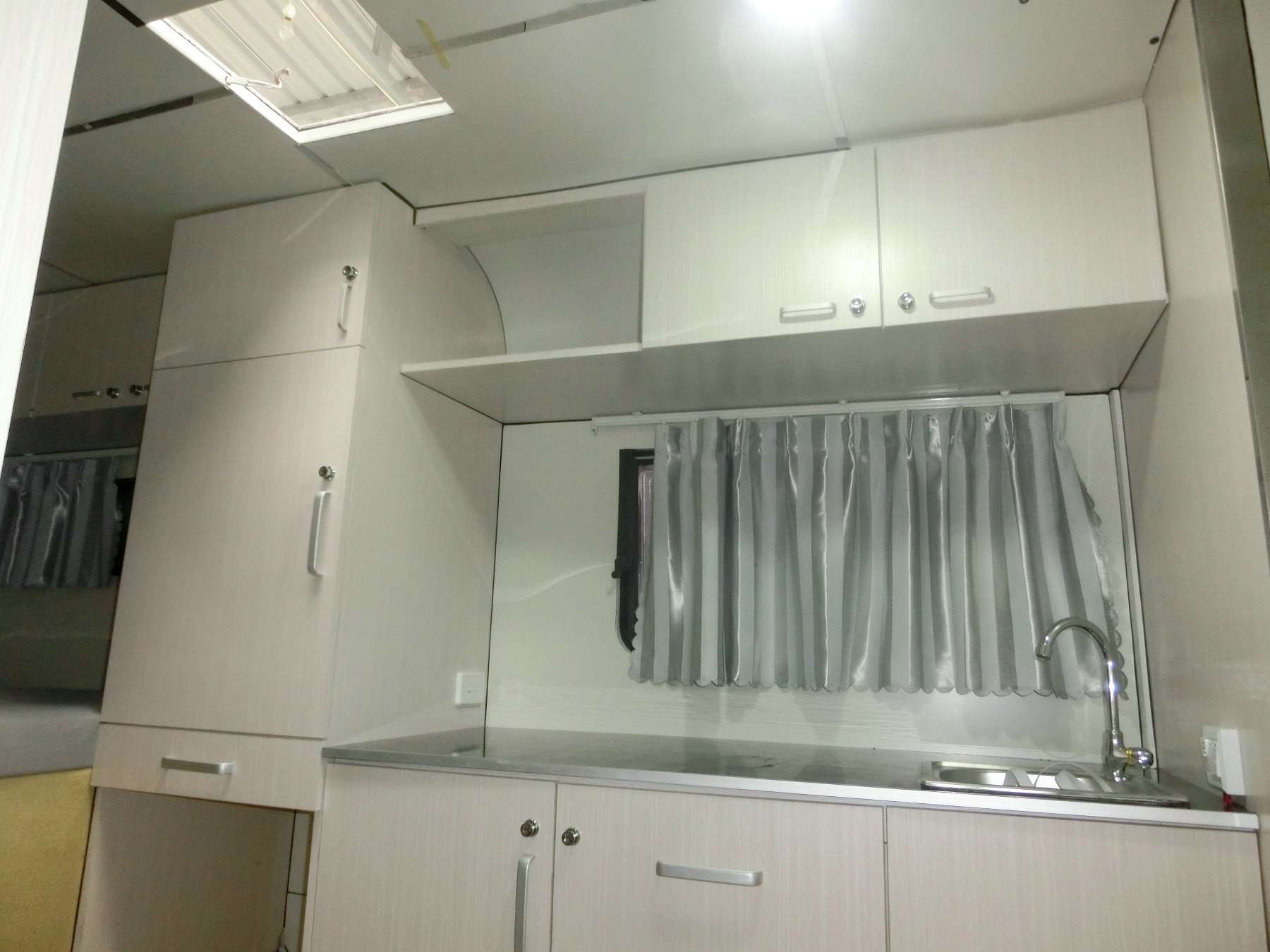 remolque para caballos con frente cuadrado hecho a medida