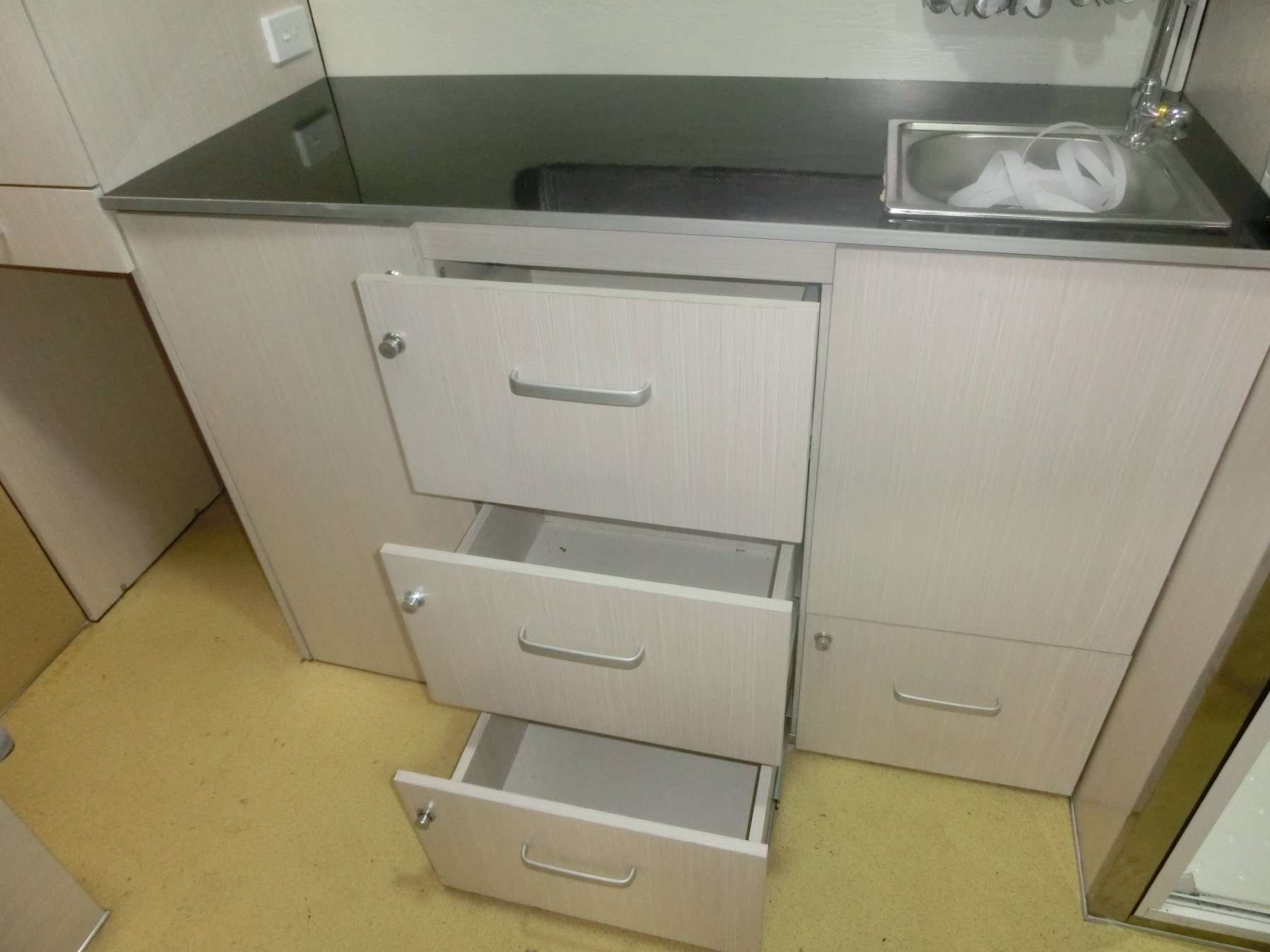 remolque para caballos con frente cuadrado hecho a medida