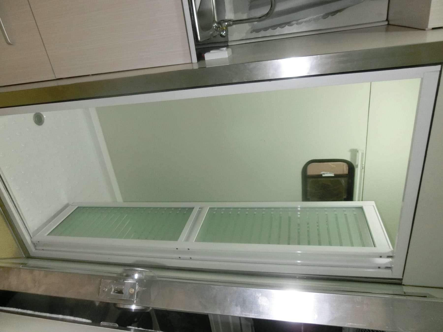 remolque para caballos con frente cuadrado hecho a medida