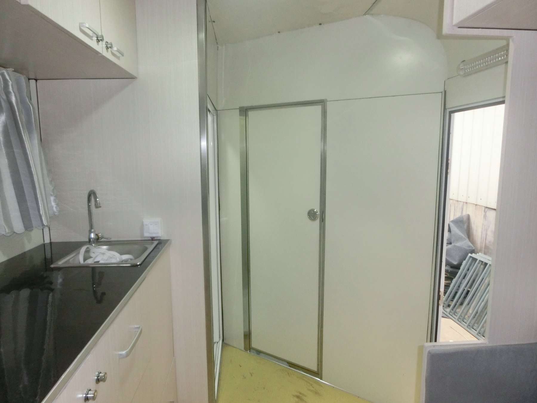 remolque para caballos con frente cuadrado hecho a medida