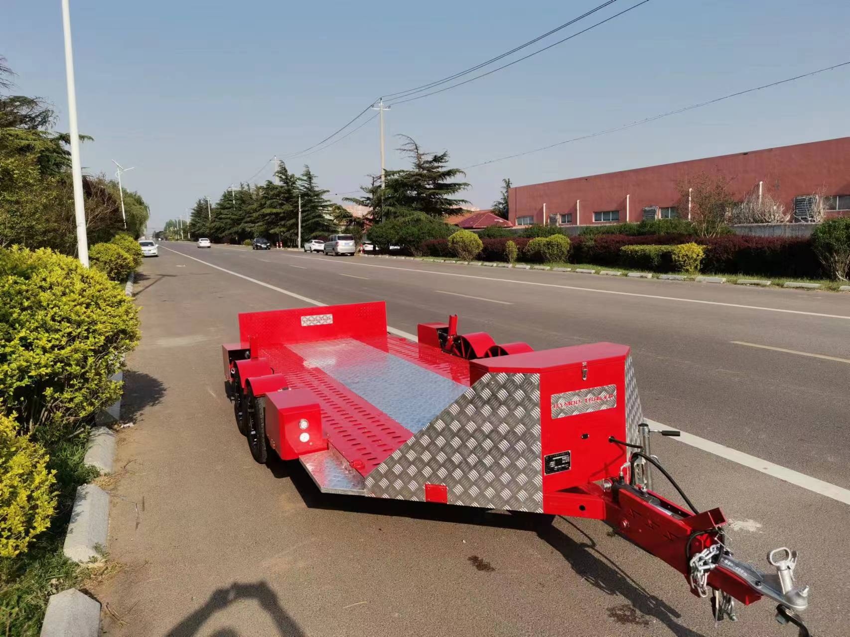 Remolque hidráulico con plataforma abatible de altura ajustable