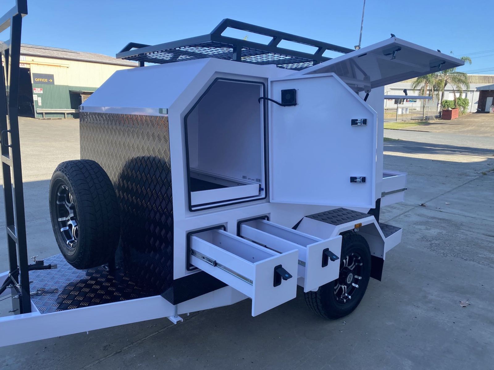 Remolque tradicional grande de un solo eje