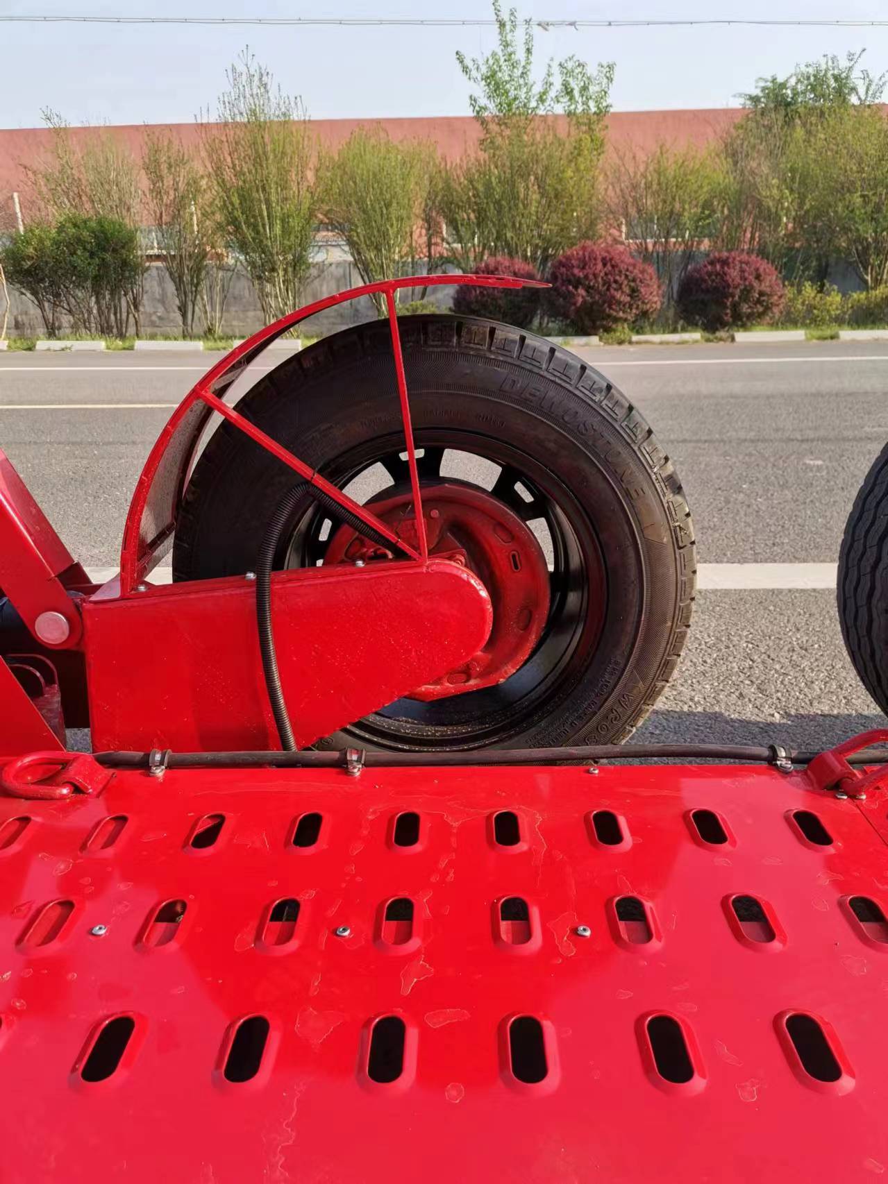 Remolque hidráulico de altura ajustable con plataforma plana