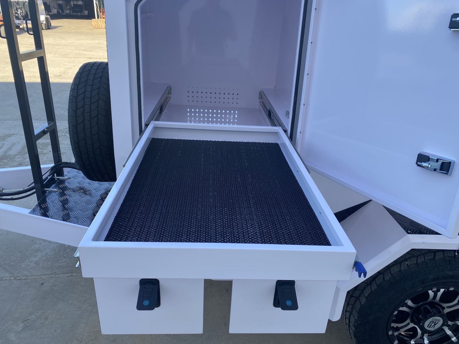 Remolque tradicional grande de un solo eje