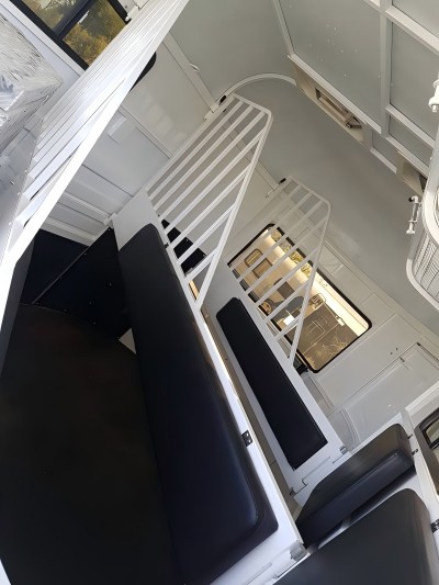 Remolque para caballos con carga angular tipo estándar de 2 caballos Remolque para caballos con carga angular tipo estándar de 2 caballos