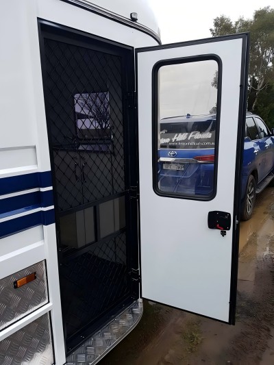 Remolque para caballos con carga angular tipo estándar de 2 caballos Remolque para caballos con carga angular tipo estándar de 2 caballos