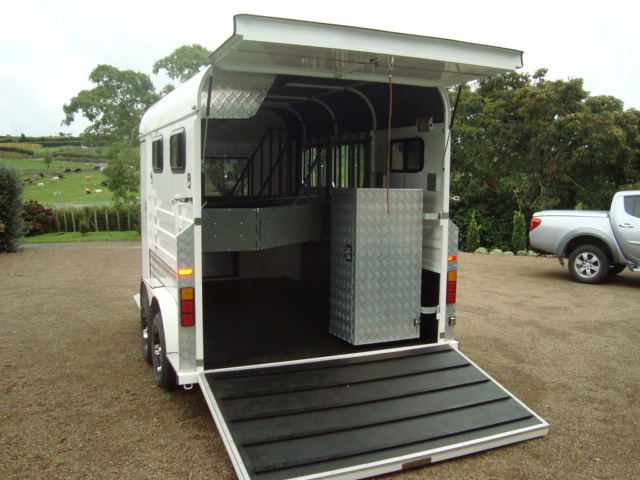 Trializador de caballos de carga angular de lujo tipo 2 caballos Trializador de caballos de carga angular de lujo tipo 2 caballos