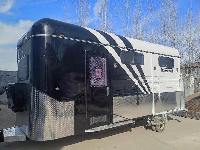 El flotador para caballos con frente cuadrado personalizado es una solución de transporte verdaderamente extraordinaria para los amantes de los caballos. Esta carroza está diseñada para satisfacer las necesidades y deseos únicos de su propietario. El diseño frontal cuadrado no sólo le da un aspecto distintivo sino que también proporciona espacio adicional y mejor visibilidad. Está fabricado con materiales de alta calidad para garantizar durabilidad y seguridad a los caballos. El interior se puede personalizar con cómodos acolchados, sistemas de ventilación y compartimentos de almacenamiento. Ya sea para espectáculos, paseos por senderos o viajes de larga distancia, este flotador es una opción confiable y elegante para transportar a sus preciosos compañeros equinos. El flotador para caballos con frente cuadrado personalizado es una solución de transporte verdaderamente extraordinaria para los amantes de los caballos. Esta carroza está diseñada para satisfacer las necesidades y deseos únicos de su propietario. El diseño frontal cuadrado no sólo le da un aspecto distintivo sino que también proporciona espacio adicional y mejor visibilidad. Está fabricado con materiales de alta calidad para garantizar durabilidad y seguridad a los caballos. El interior se puede personalizar con cómodos acolchados, sistemas de ventilación y compartimentos de almacenamiento. Ya sea para espectáculos, paseos por senderos o viajes de larga distancia, este flotador es una opción confiable y elegante para transportar a sus preciosos compañeros equinos.